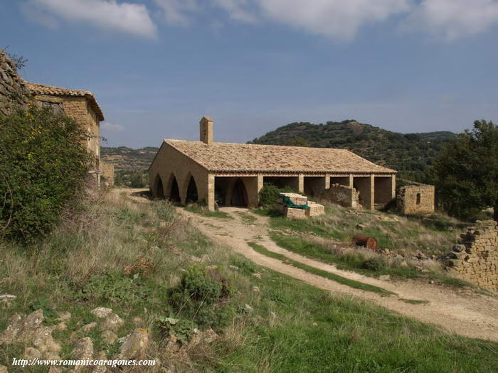 TEMPLO DESDE EL SUROESTE, CON SU GALERIA MODERNA AADIDA